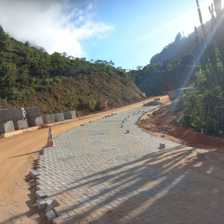 Calçamento de rodovia com blocos de concreto