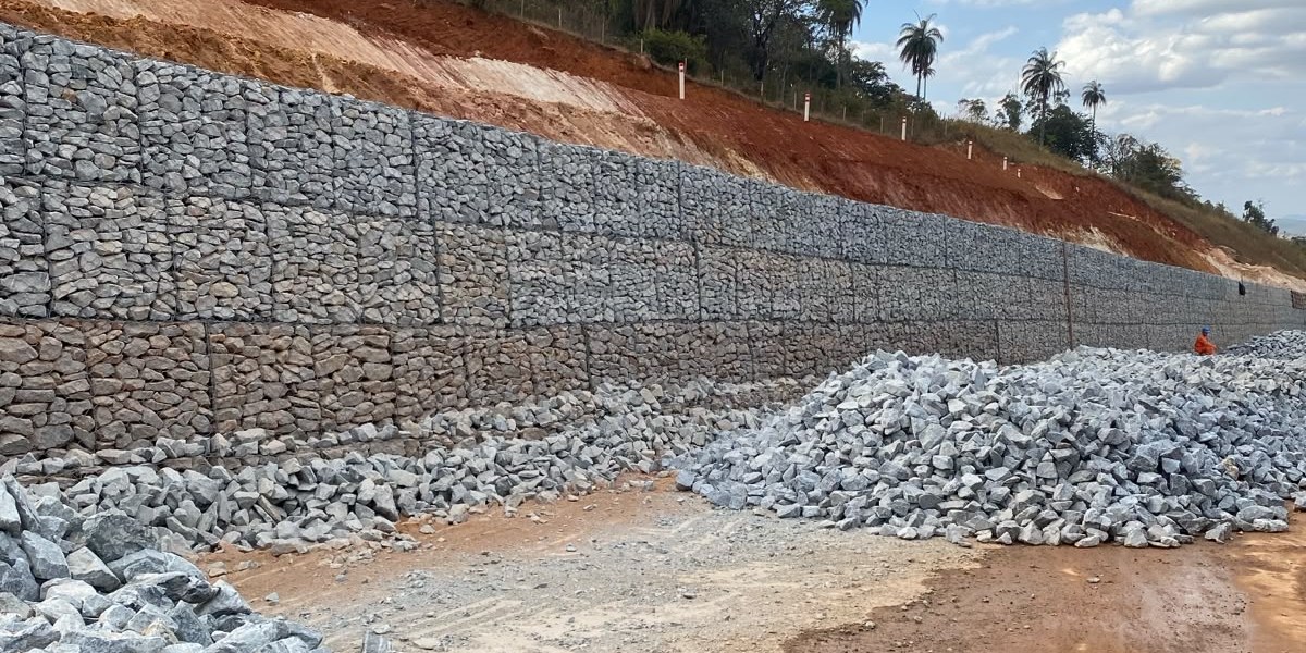 Estrutura de contenção e estabilização de talude em rodovia