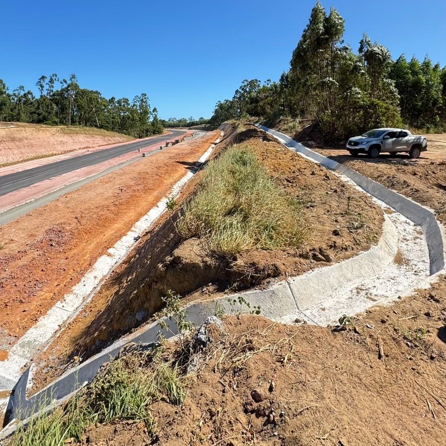 Drenagem em talude de rodovia — canaleta de concreto