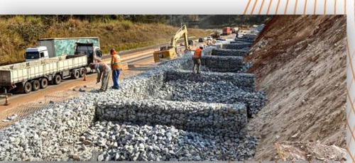 Equipe da Fonseca Poubel executando contenção em gabião em rodovia
